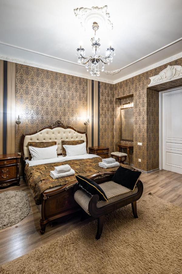 Classic Royal Central Apartment. Balcony And A/C Lviv Exterior photo